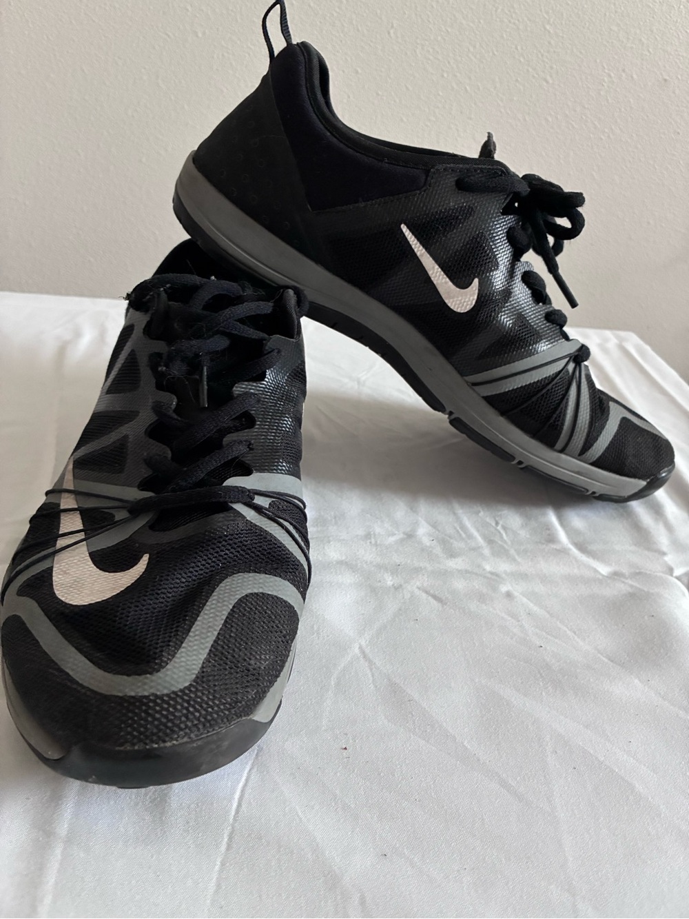 Nike Men's Black and Gray Training Sneakers